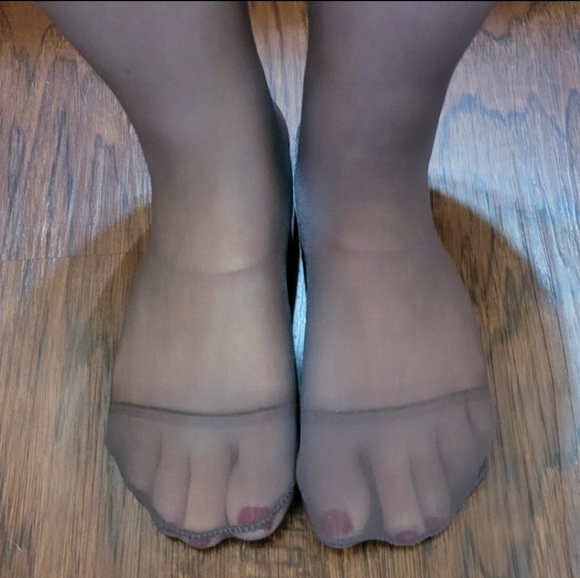 Worn sheer black pantyhose - Picture 4 of 5